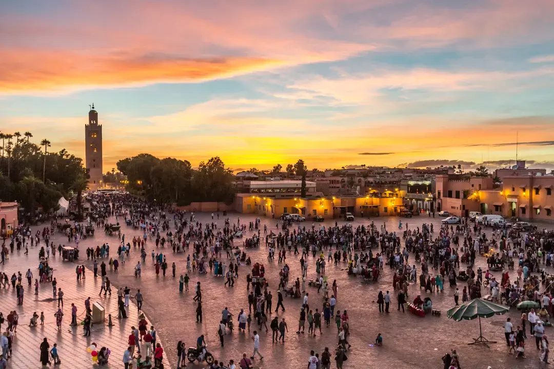 vue d'en haut de Djemaa el-Fna au coucher du soleil